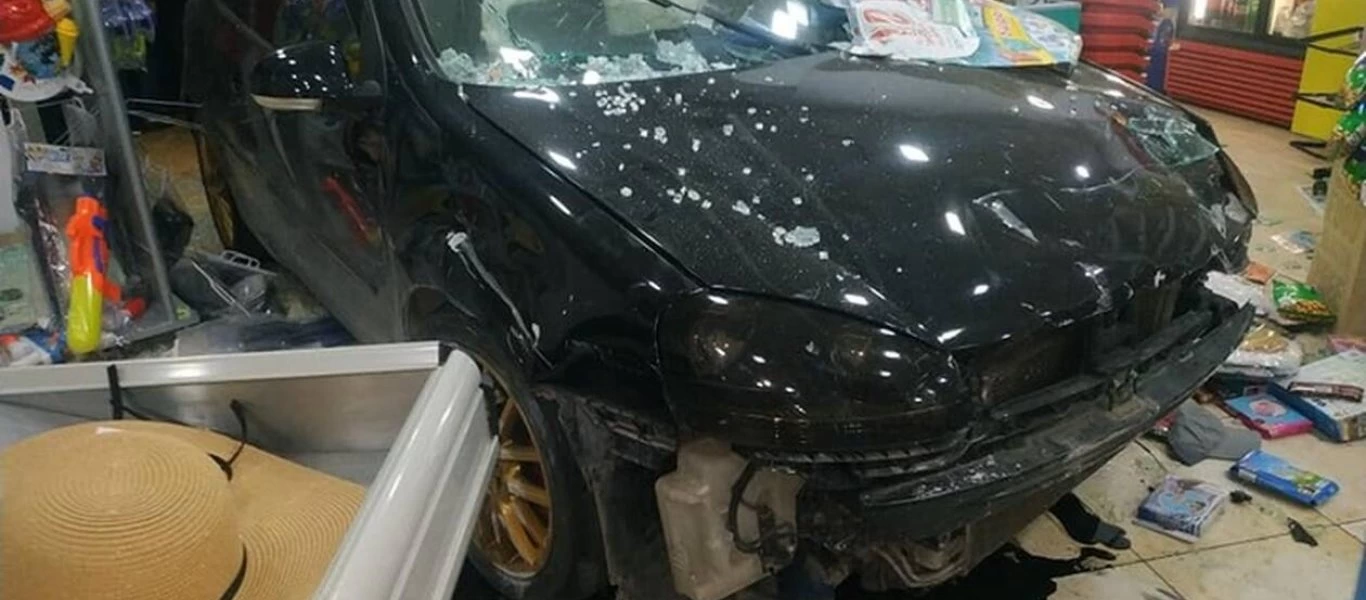 Ρόδος: ΙΧ «καρφώθηκε» μέσα σε σούπερ μάρκετ (φώτο)